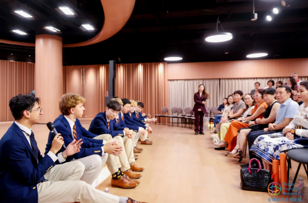 合唱团与观众互动