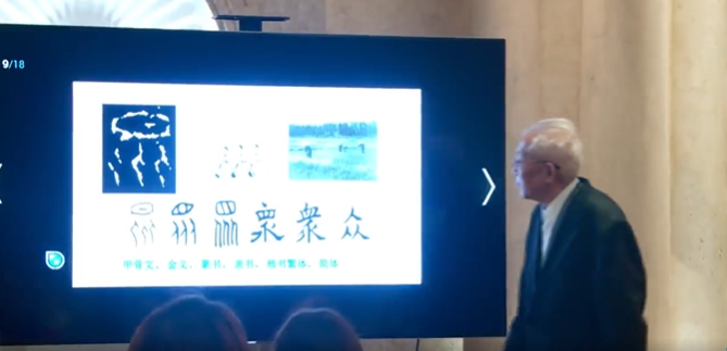 外国友人临摹甲骨文