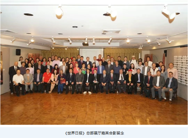 在联合国纽约总部合影留念