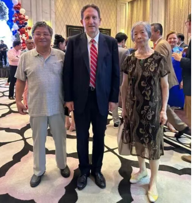 周根宝与范冬青出席活动