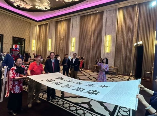 陈标出席活动展示作品